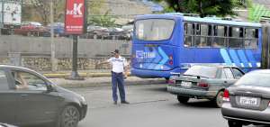 Los agentes de la ATM incrementan los controles en la av. Carlos Julio Arosemena, durante las horas pico.