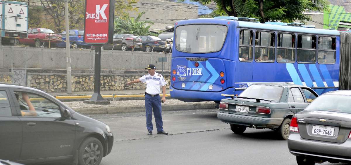 Los agentes de la ATM incrementan los controles en la av. Carlos Julio Arosemena, durante las horas pico.