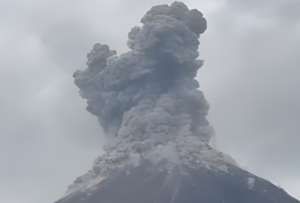Im&aacute;genes muestran emisiones de gases y ceniza en el volc&aacute;n Reventador.