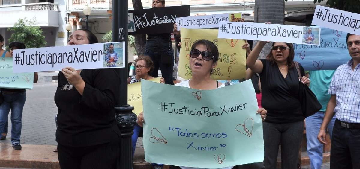 Familiares de Xavier Hidalgo pidieron justicia por su muerte ayer en los exteriores de la Fiscal&iacute;a del Guayas. 