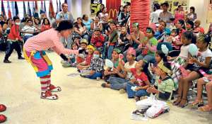Un show que cont&oacute; con la animaci&oacute;n de payasos permiti&oacute; que 200 ni&ntilde;os con c&aacute;ncer, tratados en Solca, disfruten de un momento de distracci&oacute;n. Foto: Jos&eacute; Mor&aacute;n / El Tel&eacute;grafo