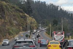 Implementan carril único de buses en la autopista General Rumiñahui.