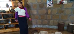 Algunas tradiciones cambiaron  para aquellas mujeres y hombres que salieron de la parroquia y llegaron a las grandes ciudades. Otra prueba para ellas era saber tejer.