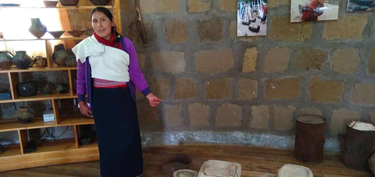 Algunas tradiciones cambiaron  para aquellas mujeres y hombres que salieron de la parroquia y llegaron a las grandes ciudades. Otra prueba para ellas era saber tejer.