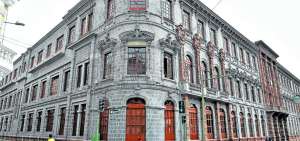 El remodelado edificio de la UEB funciona frente al parque Cevallos en el centro de la capital tungurahuense. El museo est&aacute; en la primera planta.