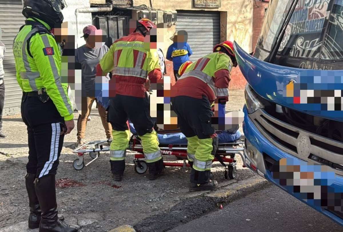 Equipos de emergencia atendieron a una persona atropellada en el sur de Quito.