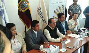 (De izq. a der.) Arturo Mej&iacute;a, gerente del Inmobiliar, Javier Ponce, titular del Magap, Rolando Panchana, gobernador del Guayas, y Mateo Villalba, gerente del BCE, durante la rueda de prensa. Foto: &Aacute;lex C&oacute;rdova. 