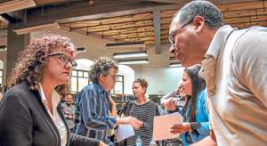La titularidad de la Secretar&iacute;a Metropolitana de Cultura pas&oacute; al fot&oacute;grafo y artista Pablo Corral, quien reemplazar&aacute; a Mariana Andrade (izq. en la foto). Foto: Archivo/ El Tel&eacute;grafo