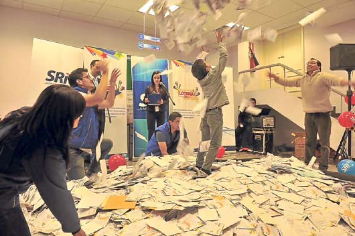 Teresa Loyola fue la ganadora  de la loter&iacute;a tributaria que se desarroll&oacute; a nivel regional,  la ma&ntilde;ana de ayer. Foto: Jos&eacute; Luis Llivisaca.