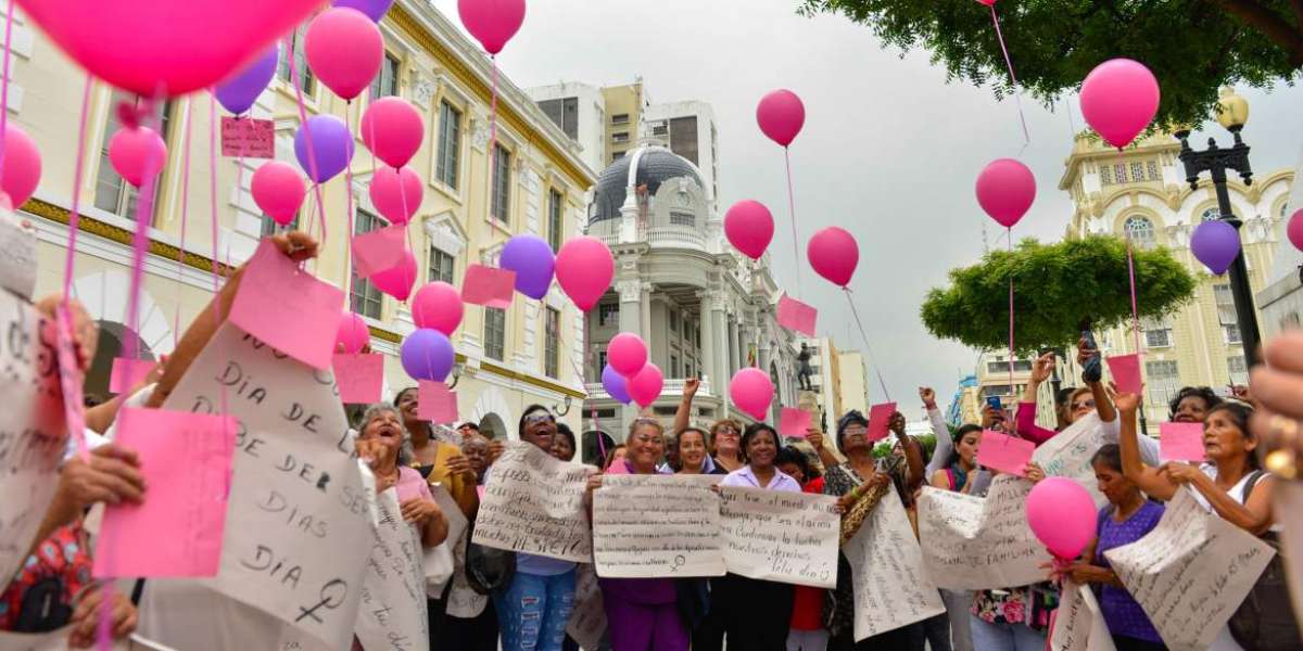 Alrededor de 146 mujeres se reunieron en la Plaza de la Administraci&oacute;n, en el centro de Guayaquil, para recordar la fecha conmemorativa y expresar sus deseos de una sociedad m&aacute;s equitativa.
