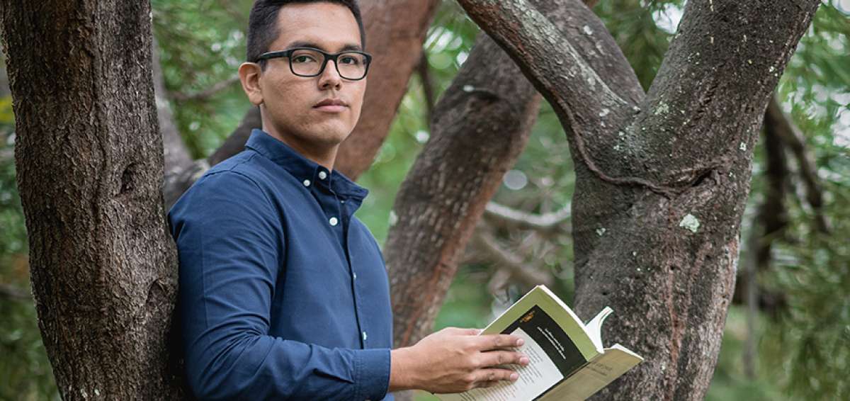 El autor reside en el Oriente, donde trabaja. Es ingeniero en alimentos, pero ya no considera que la escritura sea solo un hobby.  