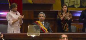 La presidenta del Parlamento, Elizabeth Cabezas, y el presidente Len&iacute;n Moreno, en la sesi&oacute;n del 24 de mayo.