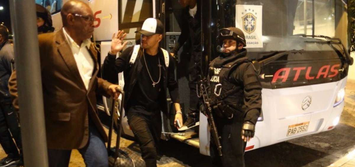Neymar Jr. saluda a varios hinchas que vieron arribar a la &lsquo;selecao&rsquo; al hotel Sheraton de Quito. 