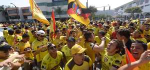 Los guayaquile&ntilde;os coparon la intersecci&oacute;n de las avenidas Las Monjas y V&iacute;ctor Emilio Estrada para celebrar con euforia la nueva corona nacional y tambi&eacute;n para esperar la llegada de la plantilla desde Ambato.