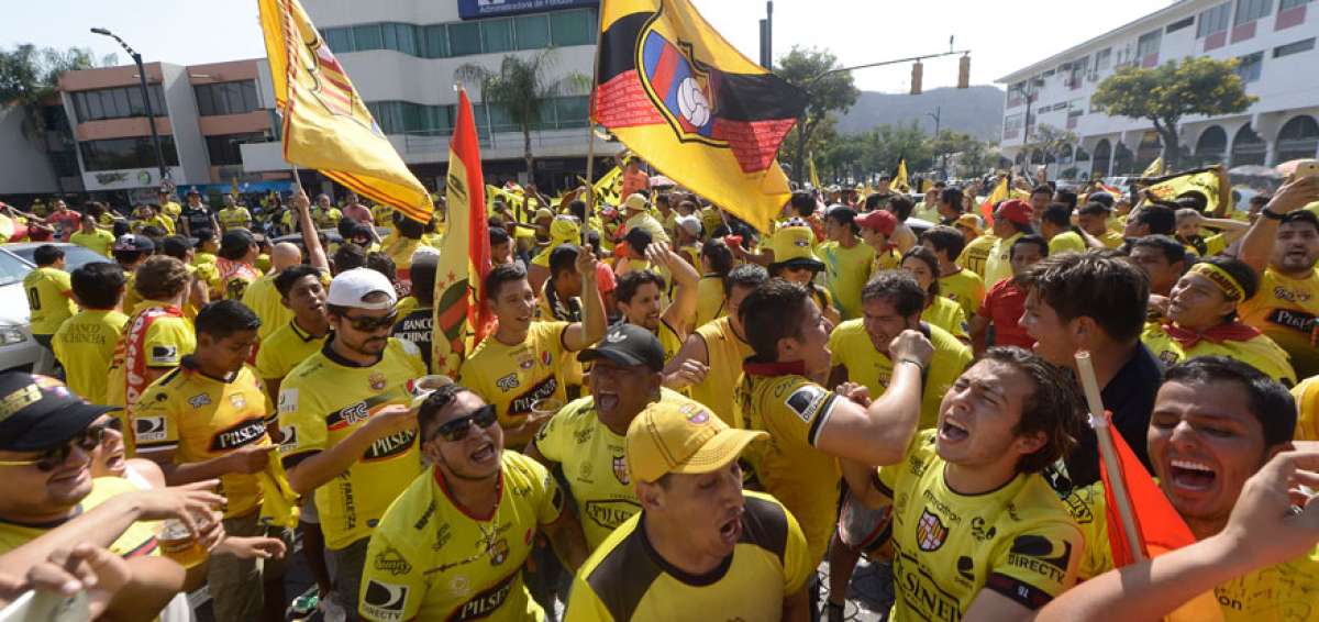 Los guayaquile&ntilde;os coparon la intersecci&oacute;n de las avenidas Las Monjas y V&iacute;ctor Emilio Estrada para celebrar con euforia la nueva corona nacional y tambi&eacute;n para esperar la llegada de la plantilla desde Ambato.