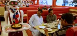 Camareras robots causan furor en una pizzer&iacute;a de Pakist&aacute;n