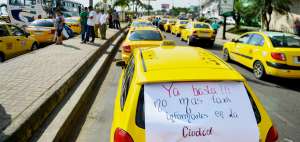 En la zona del malec&oacute;n de Manta los 2.500 taxistas se agruparon para protestar para que salgan de circulaci&oacute;n los taxis informales que circulan.