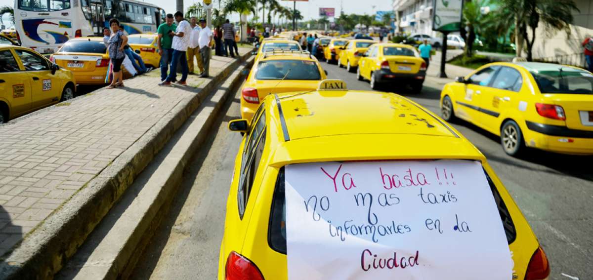 En la zona del malec&oacute;n de Manta los 2.500 taxistas se agruparon para protestar para que salgan de circulaci&oacute;n los taxis informales que circulan.