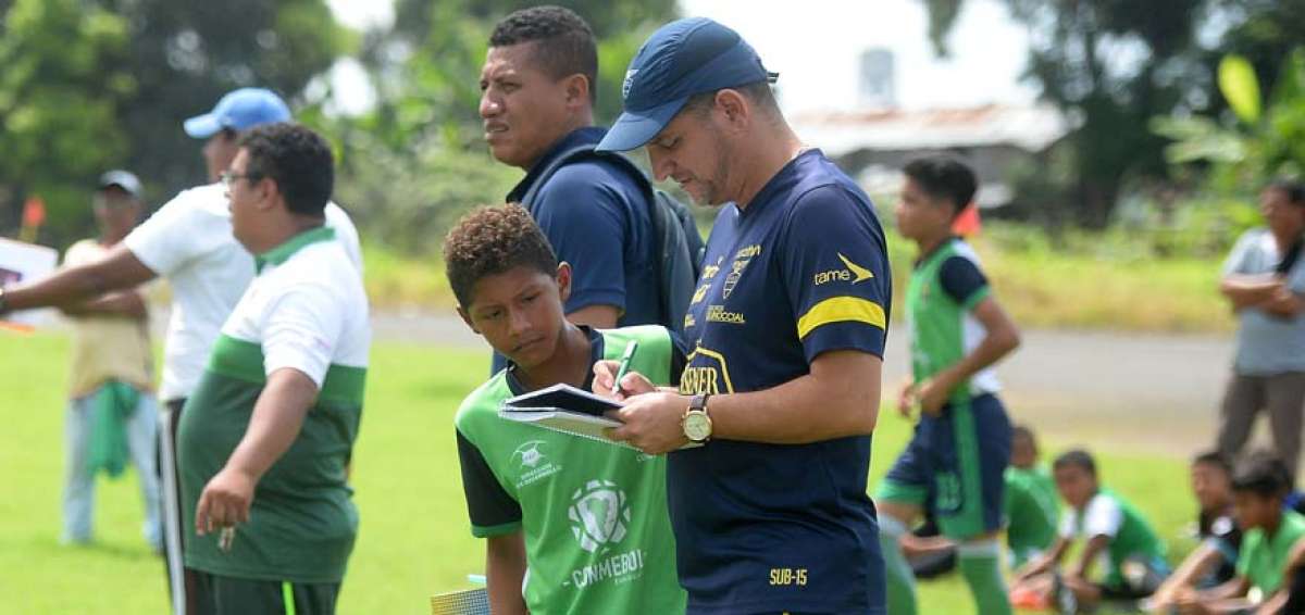 Luigi Pescarolo, director t&eacute;cnico de la selecci&oacute;n ecuatoriana sub-15, toma los datos de uno de los jugadores que fue observado el fin de semana.