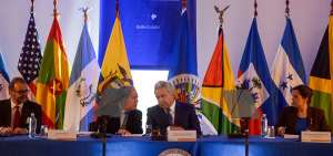 El secretario de la OEA, Luis Almagro, junto al presidente Len&iacute;n Moreno, en el acto inaugural del evento continental.