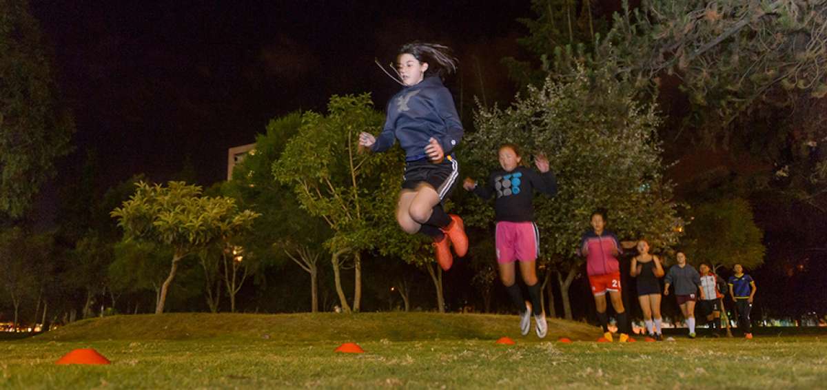 Los clubes femeninos no tienen infraestructura propia. Las chicas de Espuce entrenan en el parque La Carolina. 