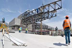 El presidente Rafael Correa recorri&oacute; ayer la construcci&oacute;n de la sede de Unasur, en Quito, que contar&aacute; con nuevas v&iacute;as, parques y plazas. FOTO: ANDRES DARQUEA