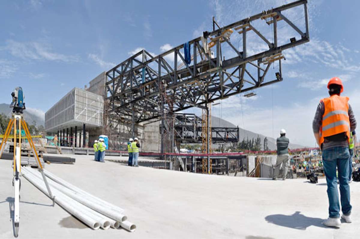 El presidente Rafael Correa recorri&oacute; ayer la construcci&oacute;n de la sede de Unasur, en Quito, que contar&aacute; con nuevas v&iacute;as, parques y plazas. FOTO: ANDRES DARQUEA
