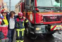 Bomberos asisten a uno de los afectados por la caída de un rayo, al norte de Quito.