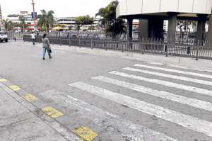 La cerca met&aacute;lica colocada en el lado norte del centro comercial Policentro cort&oacute; el trayecto del paso peatonal de la avenida Los Olmos. Foto: Alfredo Piedrah&iacute;ta / El Tel&eacute;grafo.