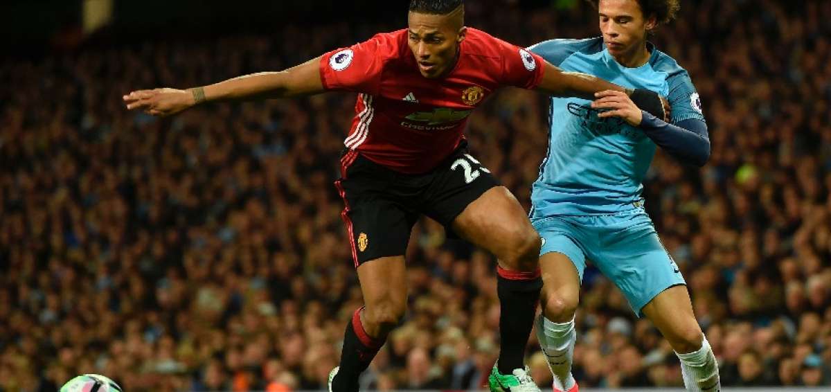 El ecuatoriano Antonio Valencia (i) durante el partido. 