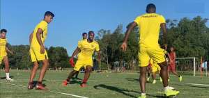 El delantero colombiano &Oacute;scar Estupi&ntilde;&aacute;n (c) fue la &uacute;ltima incorporaci&oacute;n del equipo y pelear&aacute; la titularidad con el juvenil &Aacute;ngelo Qui&ntilde;&oacute;nez.