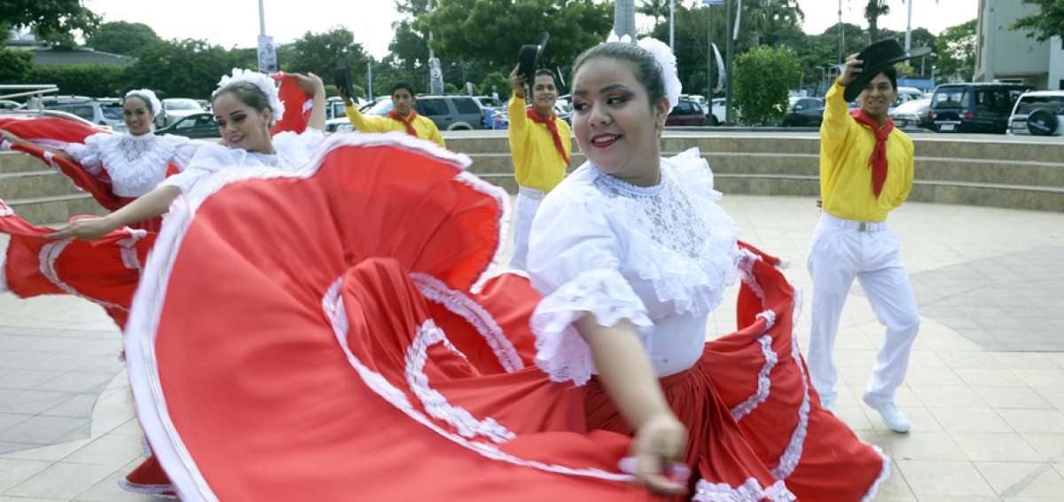 El grupo de danza folcl&oacute;rica de la Universidad de Guayaquil est&aacute; integrado por 8 parejas de estudiantes de diversas facultades. Se fortalece con la puesta en escena de bailes de la regi&oacute;n coste&ntilde;a y andina.
