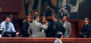 Durante la sesi&oacute;n del pleno 501, varias bancadas aprovecharon el debate para mantener reuniones, en algunos casos, a puerta cerrada. Hubo conversaciones entre miembros de diferentes bancadas.