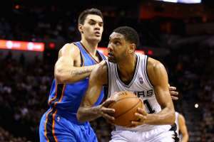 Tim Duncan (d.) lider&oacute; a los Spurs para ganar el quinto partido de la serie. Foto: EFE