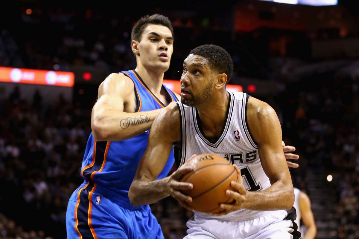 Tim Duncan (d.) lider&oacute; a los Spurs para ganar el quinto partido de la serie. Foto: EFE