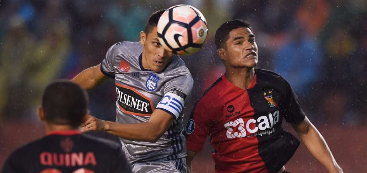 Marcos Monda&iacute;ni, capit&aacute;n de Emelec, remata la pelota de cabeza. El argentino no fue habilitado correctamente por sus compa&ntilde;eros en el juego ante el Melgar. 