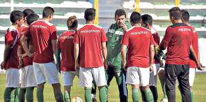 El t&eacute;cnico Julio C&eacute;sar Baldivieso (c) imparte instrucciones durante la &uacute;ltima jornada de entrenamientos. Foto: AFP
