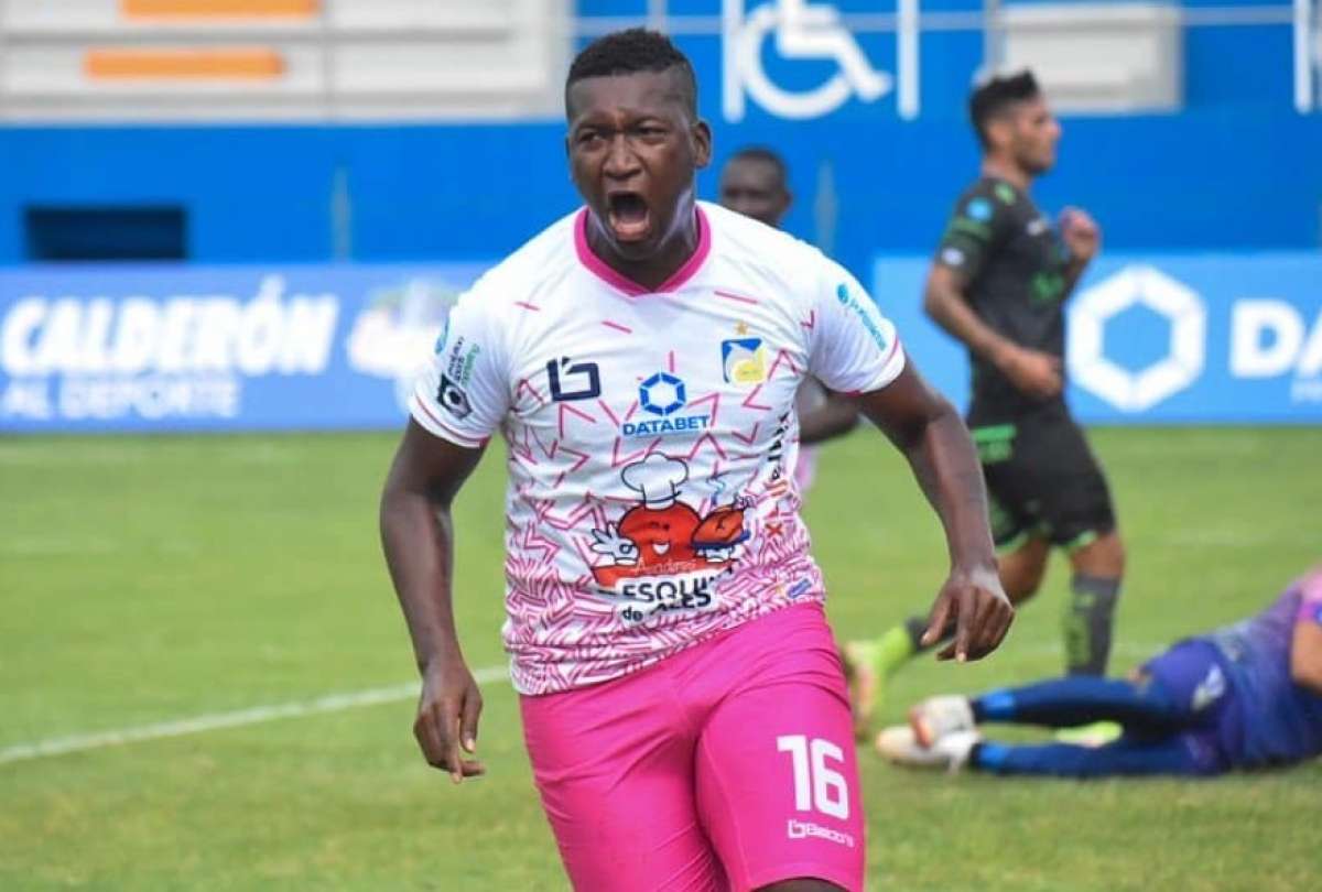 El delantero de Universidad Católica, Jhon Jairo Cifuente, celebra el gol del empate y su tanto dieciocho en la primera etapa.