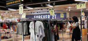 Una compradora aprovecha las ofertas de la marat&oacute;n de rebajas en la tienda del centro comercial Mall del Sol de Guayaquil, el precio promedio es $7.