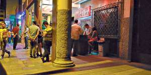 La discoteca Santo Remedio fue clausurada por el Municipio y la Intendencia por no activar el bot&oacute;n de p&aacute;nico. Foto: William Orellana / El Tel&eacute;grafo