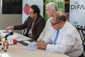 Julio Oca&ntilde;a junto con el Monse&ntilde;or Antonio Arregui y Jos&eacute; San Mart&iacute;n firman convenio para el abastecimiento de medicamentos. Foto: Daniel Gambarrotti