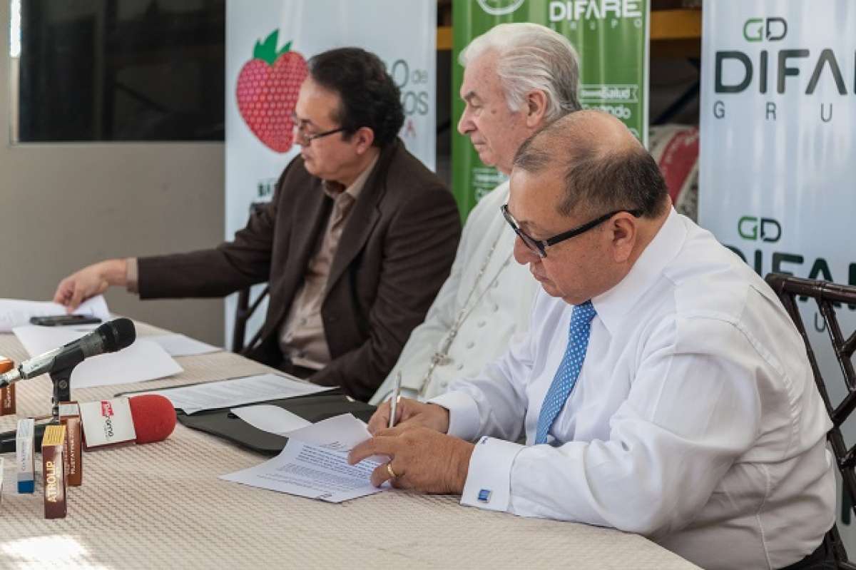 Julio Oca&ntilde;a junto con el Monse&ntilde;or Antonio Arregui y Jos&eacute; San Mart&iacute;n firman convenio para el abastecimiento de medicamentos. Foto: Daniel Gambarrotti