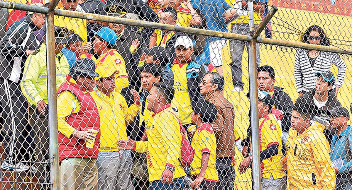 Tras el partido del domingo contra Independiente, los hinchas de Aucas increparon a Ramiro Gord&oacute;n (chaleco). Foto: John Guevara / El Tel&eacute;grafo