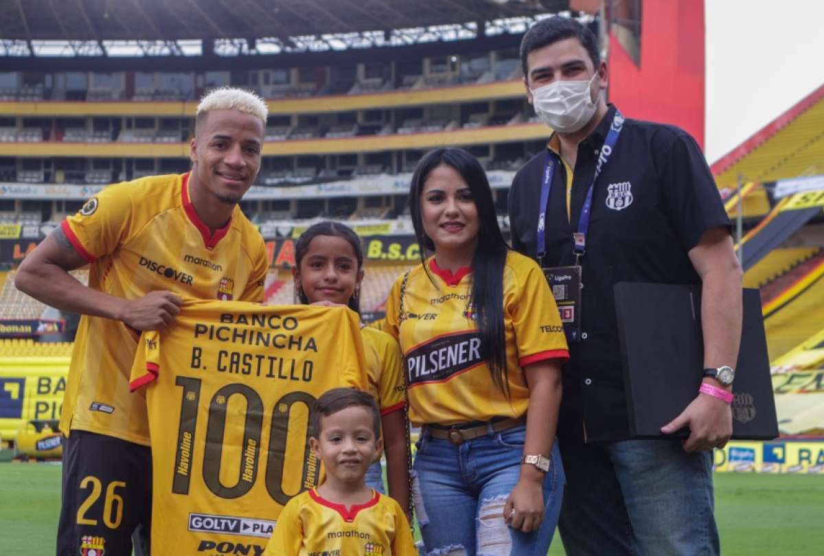 Byron Castillo recibi&oacute; un reconocimiento por parte de la dirigencia de Barcelona