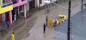 Las c&aacute;maras del ECU 911 captaron la acumulaci&oacute;n de agua en las calles c&eacute;ntricas de la capital manabita.