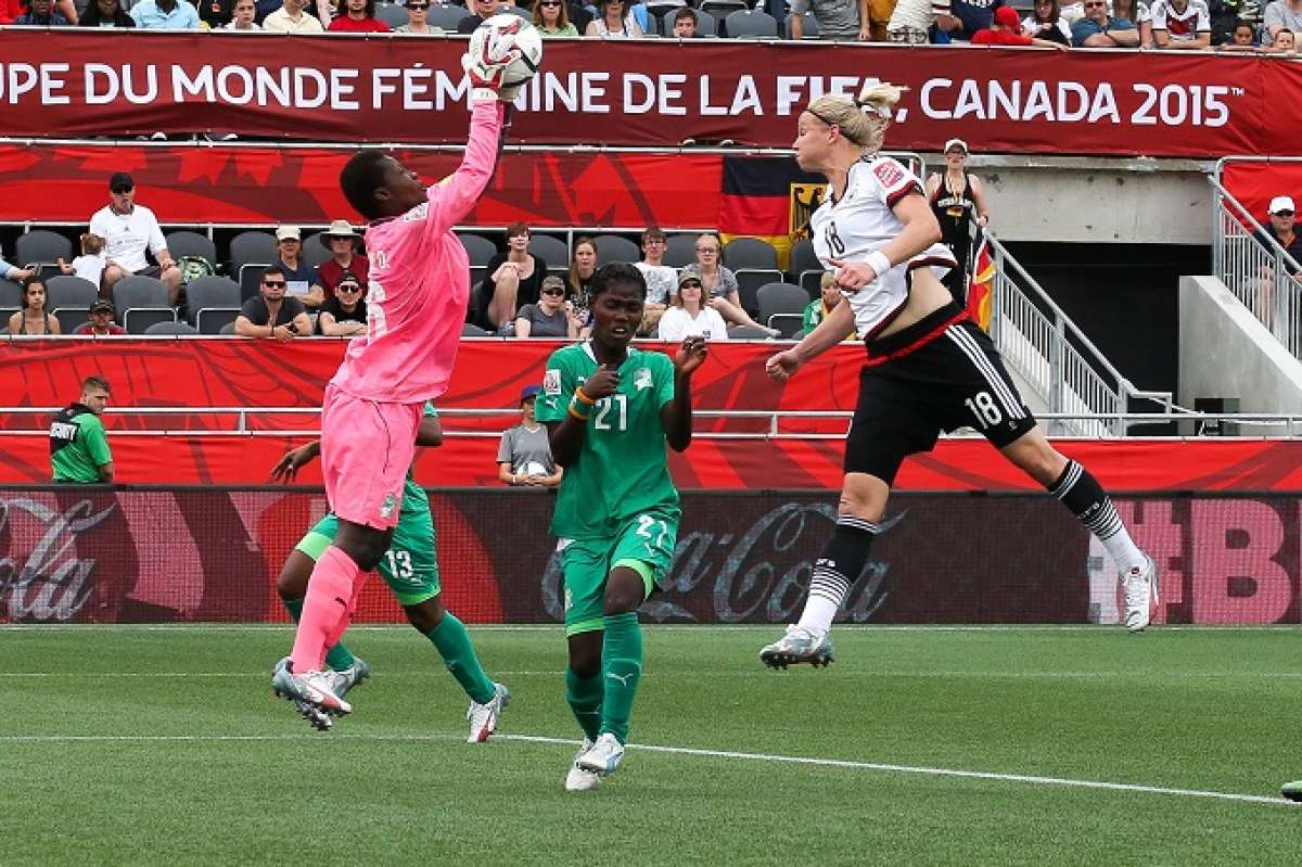 La alemana Annike Krahn (d) disputa el bal&oacute;n con Binta Diakite. Foto: AFP