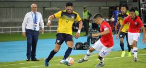 El delantero ecuatoriano Leonardo Campana (i) domina el bal&oacute;n ante la marca del chileno Tom&aacute;s Alarc&oacute;n, durante el partido jugado en Pereira.