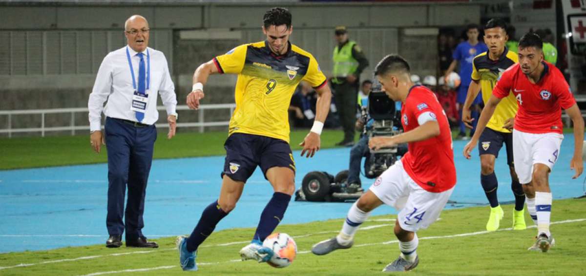 El delantero ecuatoriano Leonardo Campana (i) domina el bal&oacute;n ante la marca del chileno Tom&aacute;s Alarc&oacute;n, durante el partido jugado en Pereira.
