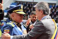 Guillermo Lasso (der.), presidente de la República, en el acto de posesión de Fausto Salinas como Comandante General de la Policía