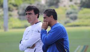 Quinteros dirige la pr&aacute;ctica de Ecuador junto a su ayudante de campo Su&aacute;rez. Foto: @FEFecuador 